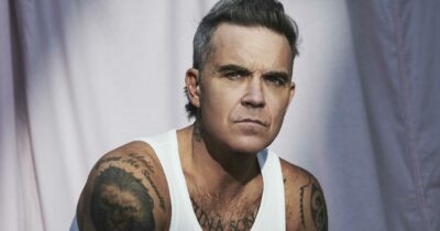 Copertina di “Incredibile, festeggio con Coca e insalata”: Robbie Williams supera i Beatles in Gran Bretagna. È l’artista con il maggior numero di album al numero uno in classifica
