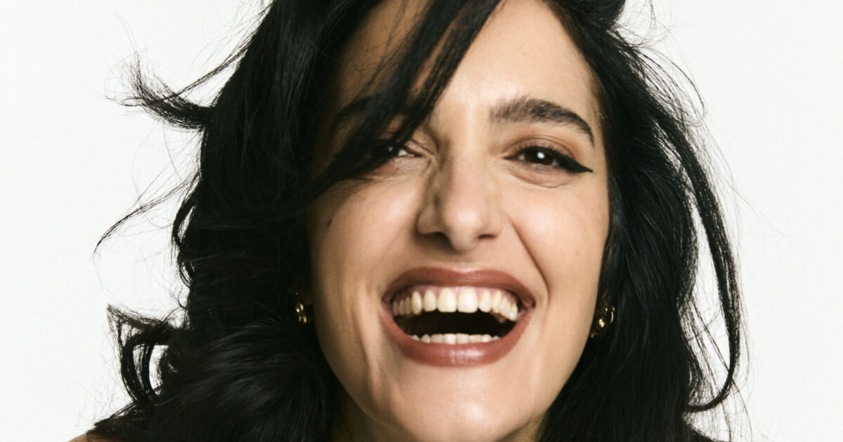 Levante a Sanremo 2026 con “Sei tu”: il matrimonio lampo, le conversazioni filosofiche con il compagno che la fanno rimanere “appesa come una babba” e quella volta che fece ‘infuriare’ il vescovo di Lecce