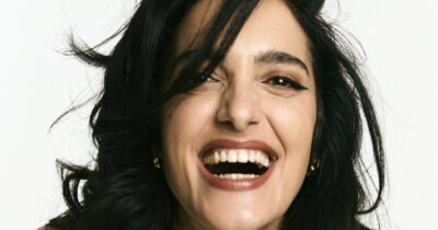 Copertina di Levante a Sanremo 2026 con “Sei tu”: il matrimonio lampo, le conversazioni filosofiche con il compagno che la fanno rimanere “appesa come una babba” e quella volta che fece ‘infuriare’ il vescovo di Lecce