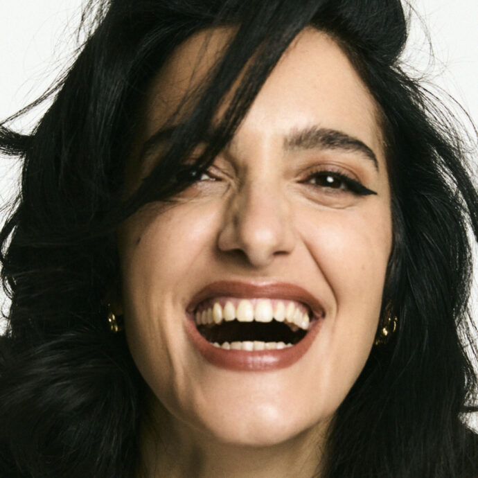 Levante a Sanremo 2026 con “Sei tu”: il matrimonio lampo, le conversazioni filosofiche con il compagno che la fanno rimanere “appesa come una babba” e quella volta che fece ‘infuriare’ il vescovo di Lecce