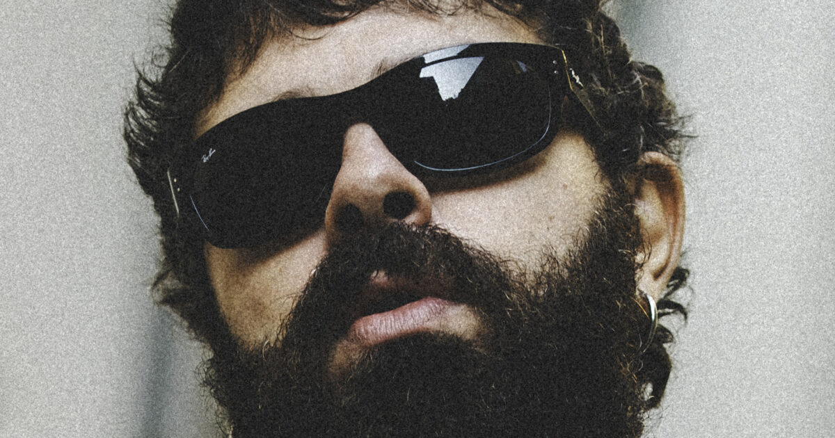 “Gli Oasis? Grazie a loro sono tornato a scrivere. John Lennon è il mio Cristo. I potenti muovono le pedine del mondo e ho paura”: parla Mobrici