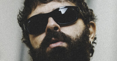 Copertina di “Gli Oasis? Grazie a loro sono tornato a scrivere. John Lennon è il mio Cristo. I potenti muovono le pedine del mondo e ho paura”: parla Mobrici