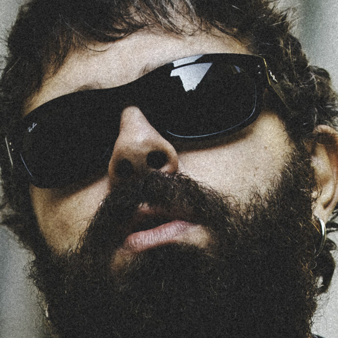 “Gli Oasis? Grazie a loro sono tornato a scrivere. John Lennon è il mio Cristo. I potenti muovono le pedine del mondo e ho paura”: parla Mobrici