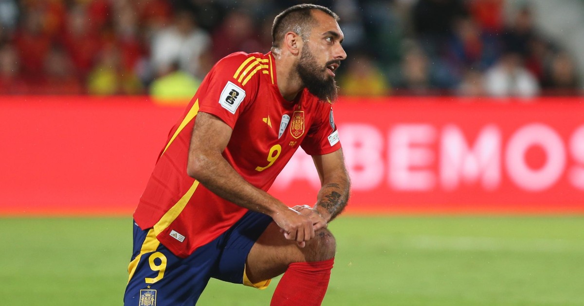 Borja Iglesias vittima di insulti omofobi: tifosi e giocatori del Celta Vigo si dipingono le unghie di celeste in segno di solidarietà