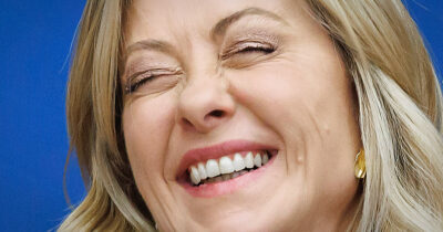 Copertina di Migranti in Albania, Meloni rinnova lo spreco: nuovo accordo col resort 5 stelle per gli agenti. Ecco quanto costa