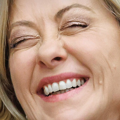 Copertina di Migranti in Albania, Meloni rinnova lo spreco: nuovo accordo col resort 5 stelle per gli agenti. Ecco quanto costa