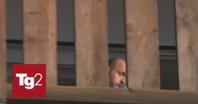 Copertina di Jacques Moretti è nella sua villa vicino a Crans-Montana dopo la scarcerazione. I parenti delle vittime: “Frustrazione”