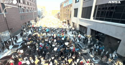 Copertina di “Via l’Ice dalle città”: maxi corteo a Minneapolis contro l’Ice, migliaia di persone invadono le strade – Video