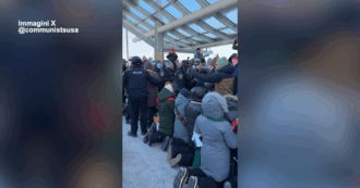 Copertina di Cento membri del clero arrestati all’aeroporto di Minneapolis: protestavano in ginocchio contro l’Ice e le deportazioni di migranti