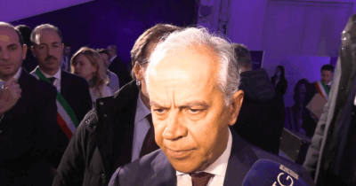 Copertina di Agenti Ice in Italia per Milano-Cortina? Per Piantedosi “ogni delegazione porta chi ritiene opportuno per la propria sicurezza” – Video