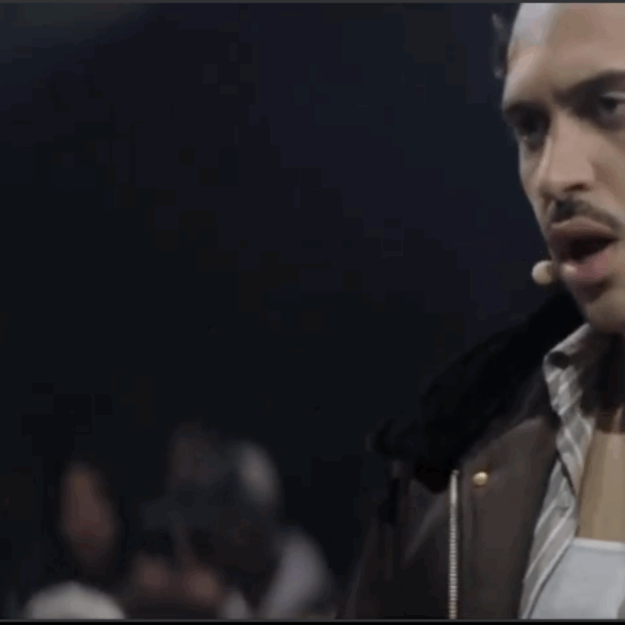 Mahmood a sorpresa presenta un brano inedito alla sfilata di Willy Chavarria. Un’anticipazione del nuovo album e intanto canta anche per Muccino – VIDEO