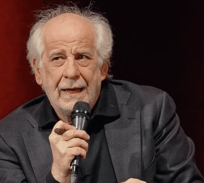 “Ho paura di volare, così prendo pasticche e gin tonic. Controllo sempre i movimenti del comandante se va al cesso o prende il caffè”: lo rivela Toni Servillo