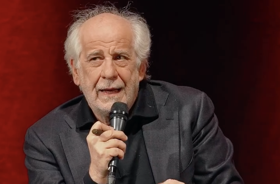 “Ho paura di volare, così prendo pasticche e gin tonic. Controllo sempre i movimenti del comandante se va al cesso o prende il caffè”: lo rivela Toni Servillo