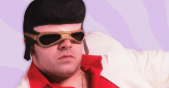 “Scapezzolate” di TonyPitony è la sigla di Fantasanremo 2026. Chi è il cantante con la maschera di Elvis scartato a X Factor che ha fatto ricredere Emma Marrone