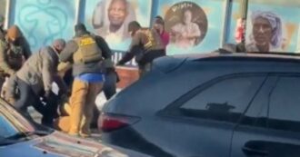 Copertina di Minneapolis, Ice ammazza cittadino Usa immobilizzato a terra (video). La difesa: “Era armato”. Trump dalla parte degli agenti: “Lasciateli lavorare”