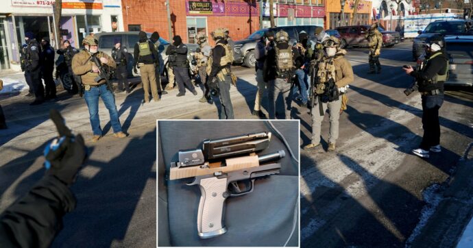 Minneapolis, l’Ice fa un altro morto: 10 colpi mentre era a terra, circondato