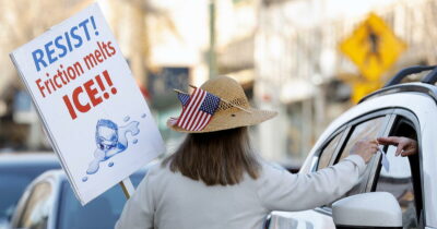 Copertina di Minneapolis, in migliaia alla marcia contro l’Ice. Arrestata con il padre una bambina ecuadoriana di due anni