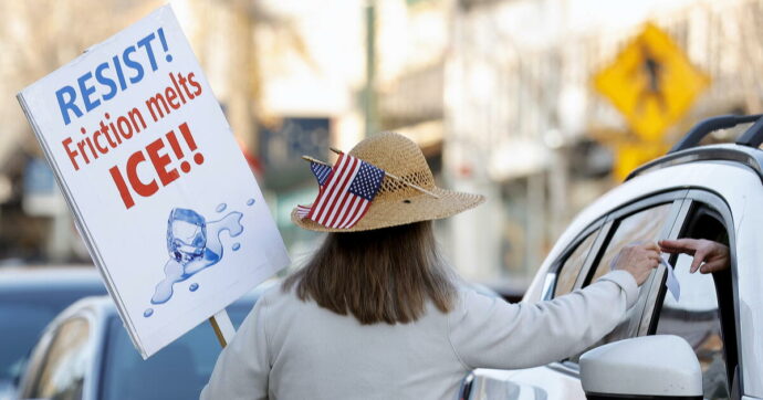 Minneapolis, in migliaia alla marcia contro l’Ice. Arrestata con il padre una bambina ecuadoriana di due anni