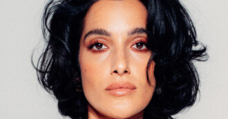 Copertina di “A Sanremo 2026 torno nuda e più risolta. In amore ho sempre fatto il primo passo, provo tenerezza per chi invece sente un macigno sul petto”: così Levante