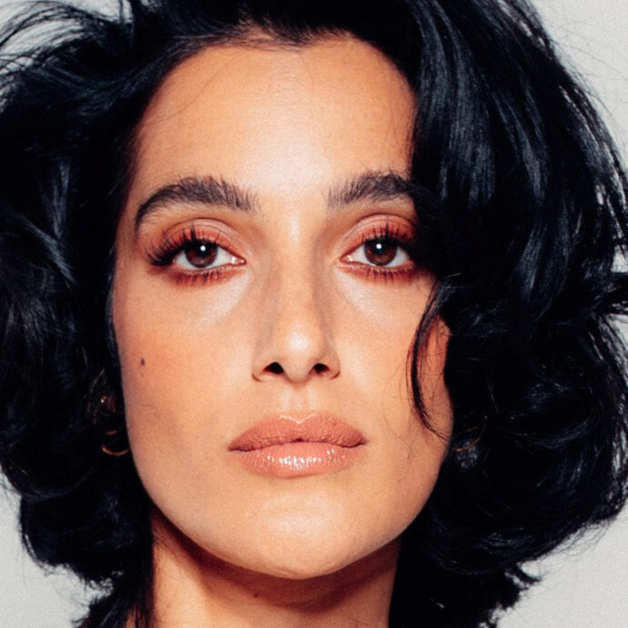 “A Sanremo 2026 torno nuda e più risolta. In amore ho sempre fatto il primo passo, provo tenerezza per chi invece sente un macigno sul petto”: così Levante