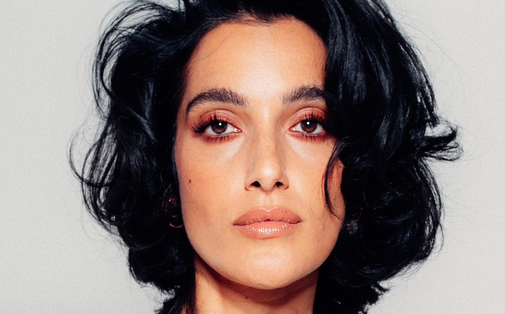 “A Sanremo 2026 torno nuda e più risolta. In amore ho sempre fatto il primo passo, provo tenerezza per chi invece sente un macigno sul petto”: così Levante