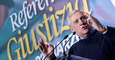 Copertina di Tajani all’evento per il Sì con Dell’Utri in platea: “Ora dibattito sull’ipotesi di togliere ai pm il controllo della polizia giudiziaria” - video