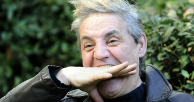 Copertina di “Antonio Ricci si faceva sanguinare il naso per tornare a casa prima o non farsi interrogare. Non vai in tv? Non esisti”: così Francesco Salvi