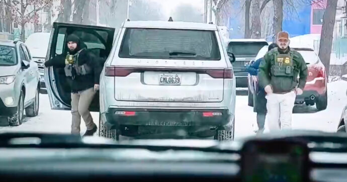 L’Ice minaccia due giornalisti Rai a Minneapolis. Il video: “Spaccheremo il finestrino e vi tireremo fuori dall’auto”