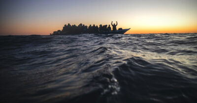 Copertina di Migranti, 380 dispersi da 10 giorni. Scandura: “Tutti dalla Tunisia: problemi con gli accordi imbastiti dall’Italia?”