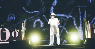 Copertina di “Ci vogliono tutti marziani, tutti uguali, tutti finti”: Renato Zero show a Roma e rende omaggio alle vittime di femminicidio con “Libera” – La scaletta