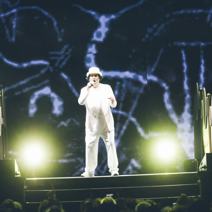 “Ci vogliono tutti marziani, tutti uguali, tutti finti”: Renato Zero show a Roma e rende omaggio alle vittime di femminicidio con “Libera” – La scaletta