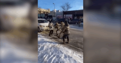 Copertina di Alex Pretti ucciso dall’Ice a Minneapolis, spunta un nuovo video: l’uomo ha un cellulare in mano