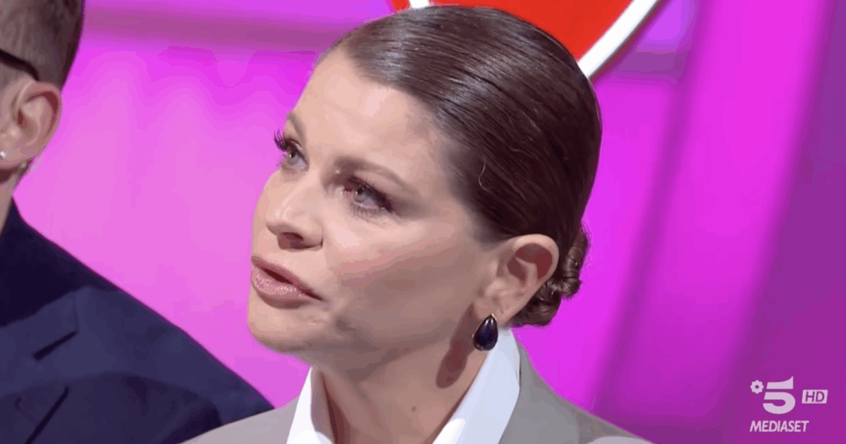 “Spero di essere un minimo, l’unghia della mano forte come vostra mamma. Siete un grande esempio di famiglia”: Alessandra Amoroso si commuove a “C’è Posta per Te”