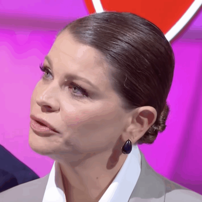 “Spero di essere un minimo, l’unghia della mano forte come vostra mamma. Siete un grande esempio di famiglia”: Alessandra Amoroso si commuove a “C’è Posta per Te”