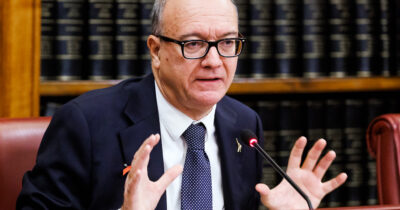 Copertina di Carta docente, la nuova avrà meno soldi ma più servizi. Il ministro Valditara: “Da fine mese sarà attiva ed estesa ai precari”