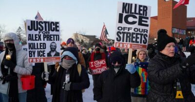 Copertina di Minneapolis, testimoni: “Alex Pretti era disarmato quando è stato ucciso dall’Ice”. Nyt: “In mano aveva un cellulare, non una pistola”