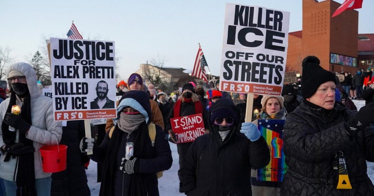 Minneapolis, testimoni: “Alex Pretti era disarmato quando è stato ucciso dall’Ice”. Nyt: “In mano aveva un cellulare, non una pistola”