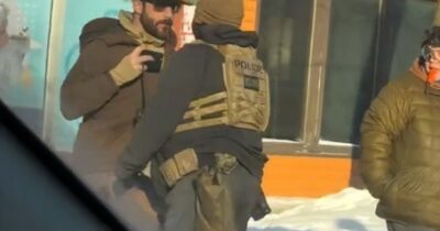 Copertina di “Alex Pretti ebbe uno scontro con gli agenti Ice 11 giorni prima di morire”. Sospesi i federali che gli hanno sparato