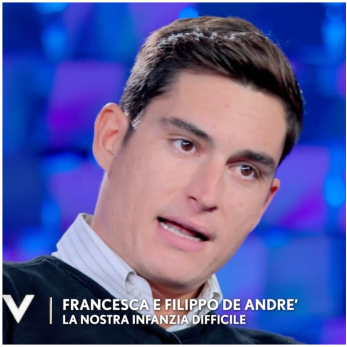 “Siamo cresciuti in una famiglia complessa. Se papà Cristiano è felice lo sono anche io. Con Dori Ghezzi c’è rispetto, ma siamo distanti”: così Filippo De Andrè