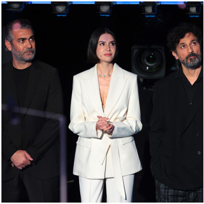 “Hai fatto quattro lavori per sostenerci. Hai rinunciato allo stipendio per farci mangiare”: a “C’è Posta per Te” tre attori di “La forza di una donna” per una mamma “coraggio”