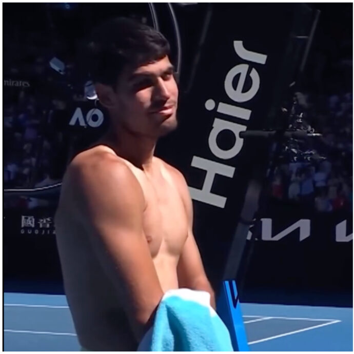 “Se la gente è contenta, lo sono pure io”: Carlos Alcaraz fa il “piacione” e mostra il fisico a bordo campo. I fan impazziscono e urlano – IL VIDEO