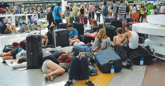 Aerei, la guerra nell’Ue sui diritti dei passeggeri: la lobby delle compagnie affossa rimborsi e trolley