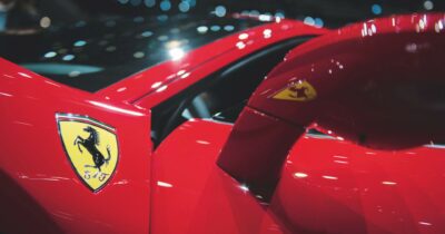 Copertina di Cosa succede alla Ferrari? Liti e svendite, Elkann affossa il titolo in Borsa
