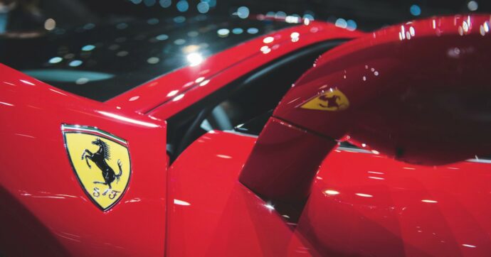 Cosa succede alla Ferrari? Liti e svendite, Elkann affossa il titolo in Borsa
