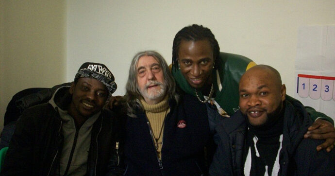 La Sicilia, l’hotspot di Pozzallo e il cioccolato di Modica: così fragili solidarietà intessono speranze