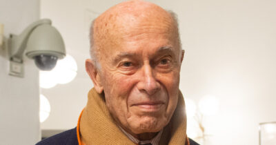 Copertina di “La prof di ripetizione aveve due tette enormi, le prendeva con le mani e le appoggiava sul tavolo. Ero attratto da queste cose gigantesche”: il ricordo di Jas Gawronski