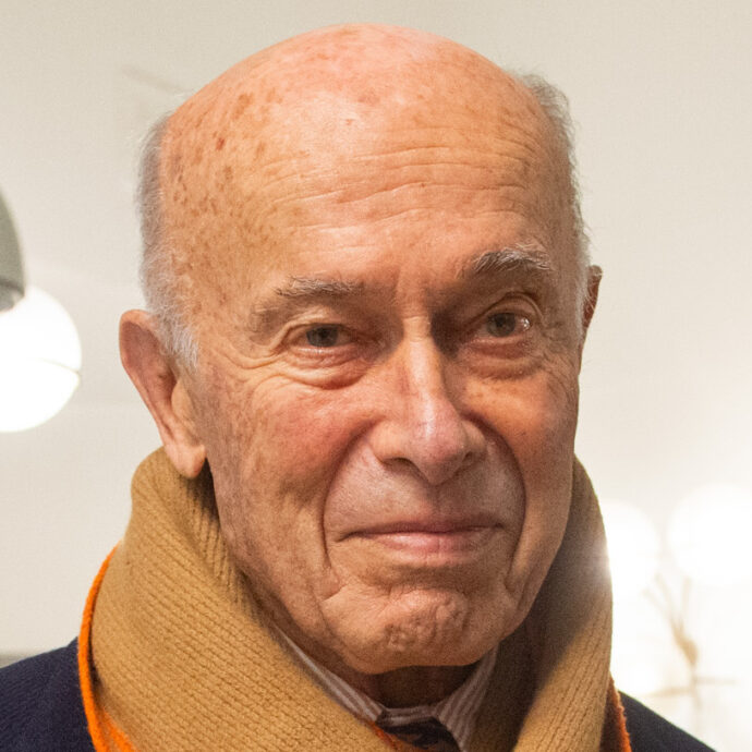 “La prof di ripetizione aveve due tette enormi, le prendeva con le mani e le appoggiava sul tavolo. Ero attratto da queste cose gigantesche”: il ricordo di Jas Gawronski