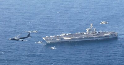 Copertina di La portaerei Usa Lincoln è in Medio Oriente. L’Iran avverte: “Se attaccati risposta sarà più dolorosa che in passato”