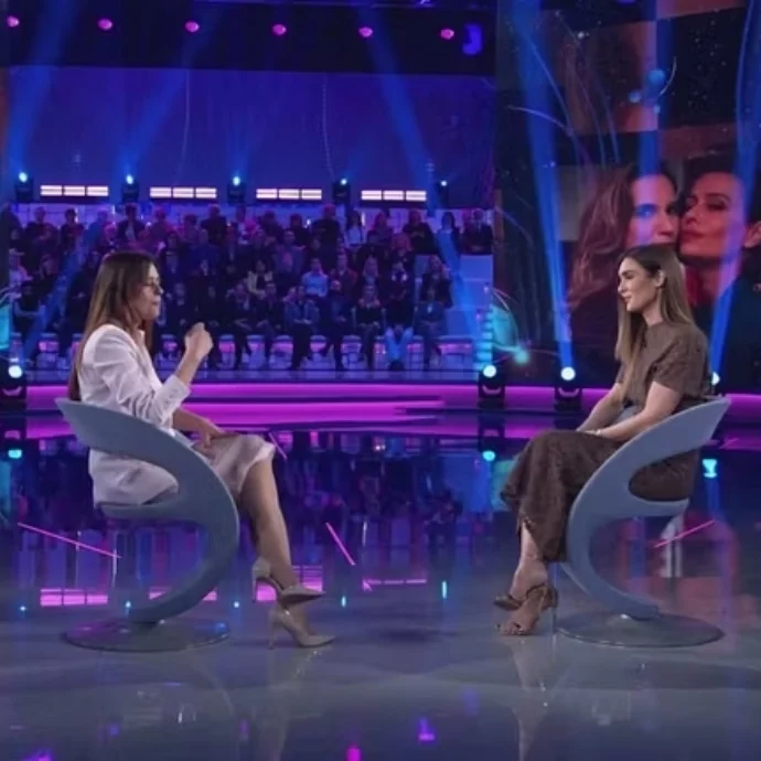 “Quando mi hai regalato i fiori per il mio compleanno li ho tirati in aria”: Claudia Pandolfi spiazza Silvia Toffanin a Verissimo. La reazione della conduttrice