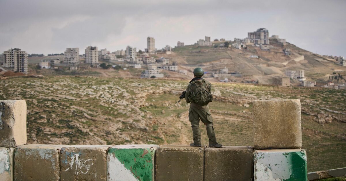 Cisgiordania, carabinieri fatti inginocchiare da un colono sotto il tiro di un mitragliatore: Tajani convoca l’ambasciatore israeliano